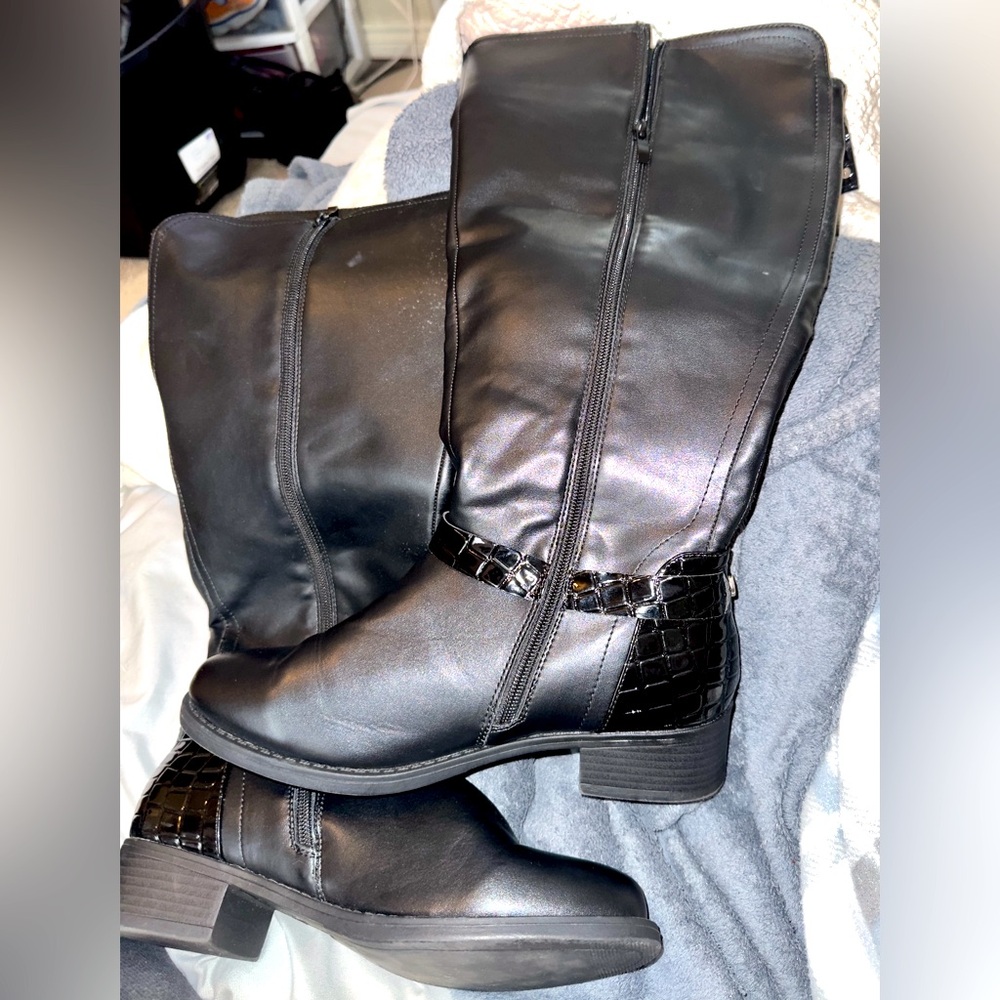 Brand new pair of boots, never worn.